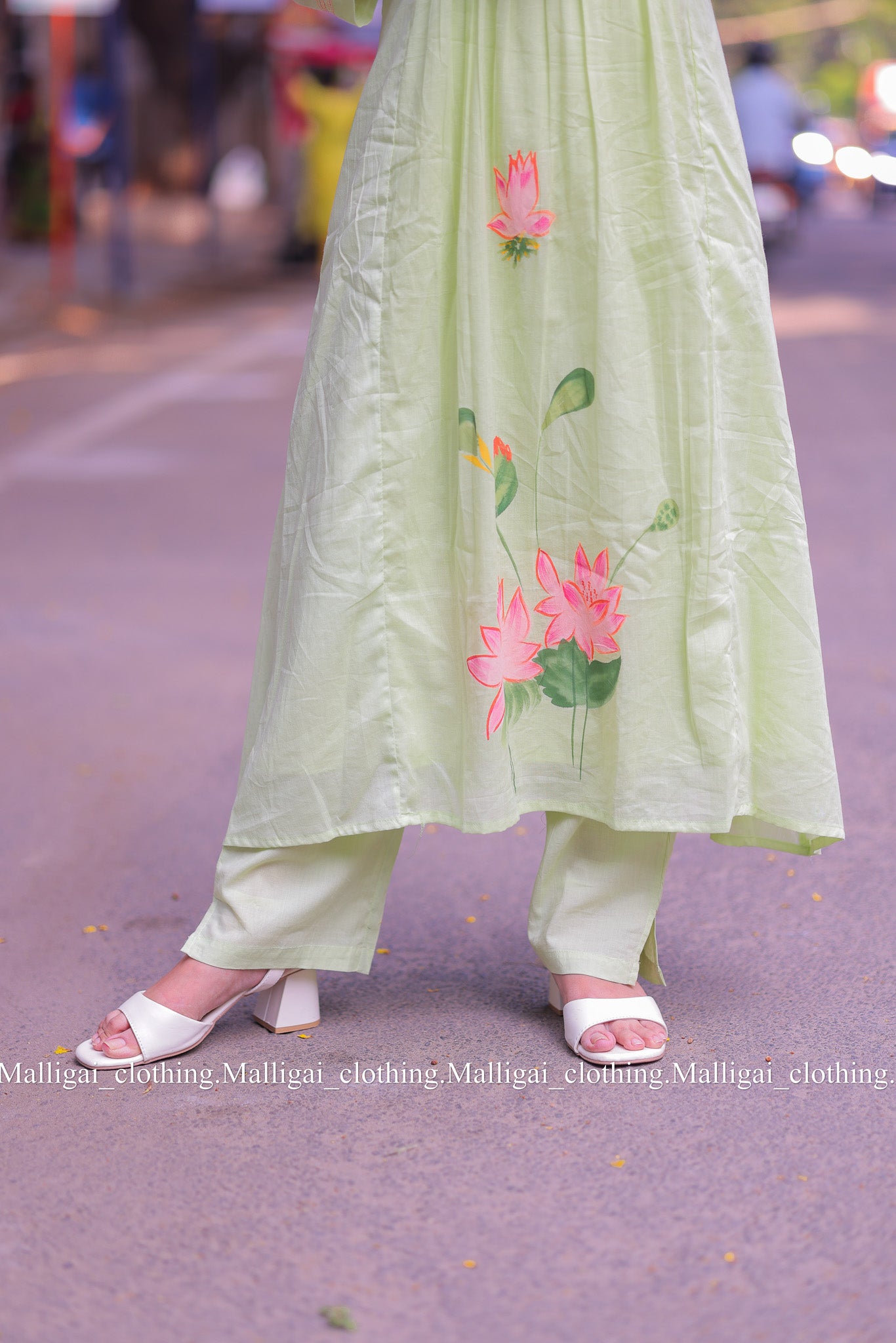 Mul Cotton Kurta Set with Hand painted Lotus